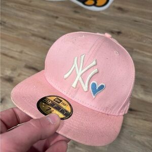 New Era Pink Fitted 59FIFTY 1999 World Series New York Yankees with Blue Heart